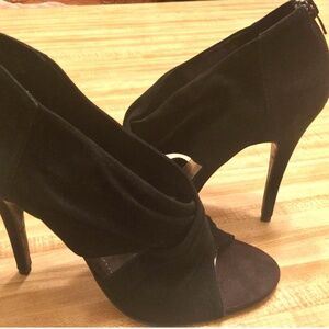 3/$40 VIA NEROLI $90 Black Suede Criss Cross Open Toe Stilletto Heel Pumps 9M